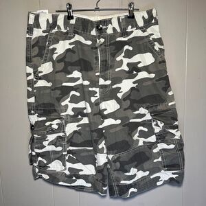 Vintage 2011 Levi's Gray & White Camo Baggy Cargo Shorts Size 32 ( Fits 36 )